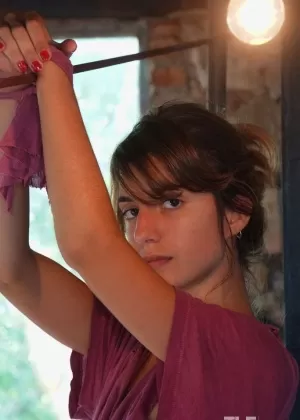 Высокий подросток Айви Рейн соблазняет и трахает пожилого гражданина на его кровати