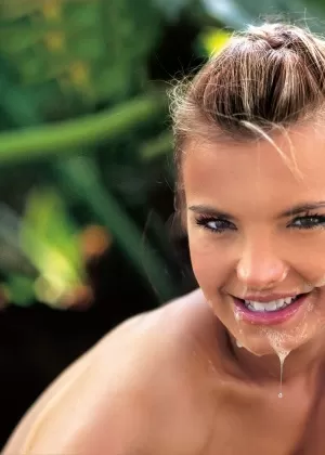 Подтянутую Сьюзи Карину трахают пальцами и лицом в солнечном тропическом сексе втроем