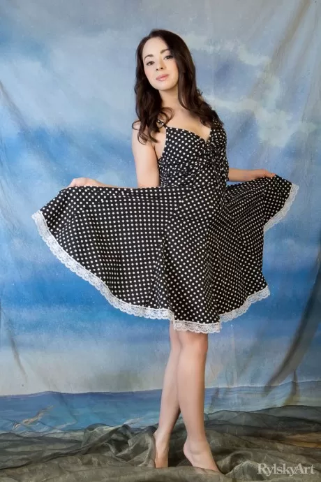 Очаровательная азиатка Шаня показывает свои сиськи и пизду, наслаждаясь своим ужином