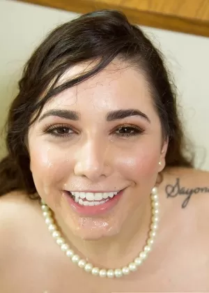 Любительская японская брюнетка Анджелина Чанг улыбается и мастурбирует