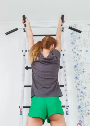 Худая зрелая женщина Клер делает медленный стриптиз, чтобы обнажить свою волосатую киску