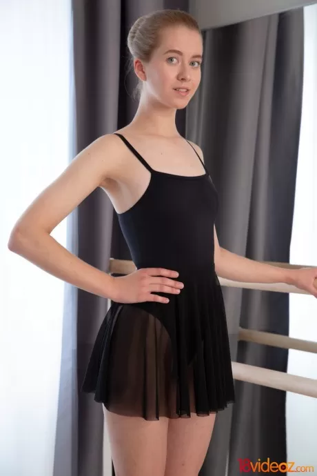 Молодую танцовщицу заводную Викторию трахают в студии в ее танцевальн 1