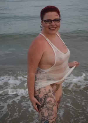 Британская лесбиянка Пышная Клэр и ее любовник раздеваются перед совместным купанием