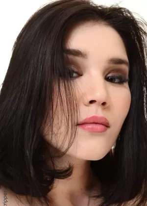 Темноволосая девушка Малена Фенди делает сексуальный стриптиз для модели в обнаженном виде