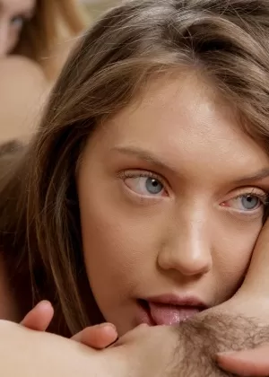 Высокие девушки знакомят свою новую сводную сестру с радостями лесбийского секса