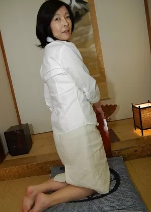 Азиатка Кайя Линн получает сперму на свои сиськи после дрочки на Би-би-си