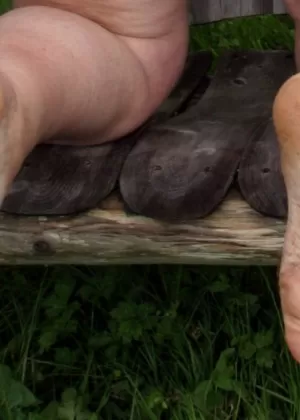 Старая британка бабушка Либби обнажает свои сиськи на качелях на скамейке на заднем дворе