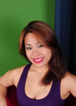 Пожилая азиатка Лейси Херст засовывает палец в задницу во время экстремальных крупных планов