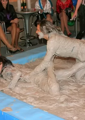 Лесбиянки Harmony Reigns и Calisi Ink исследуют извращенную сторону лездомного секса