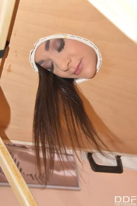 Блондинка массажистка ублажает лесбиянку вибратором во время массажа