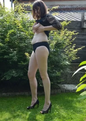 Пожилая любительница мочит себя из садового шланга после того, как раздевается догола