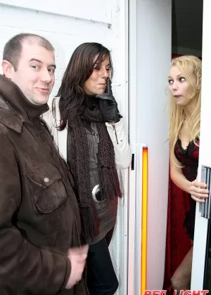 Кудрявая Верука Джеймс и ее горячая подруга делят член в возбуждающей сперме втроем