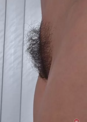 Худая пожилая женщина Клер демонстрирует широко открытую киску после снятия одежды