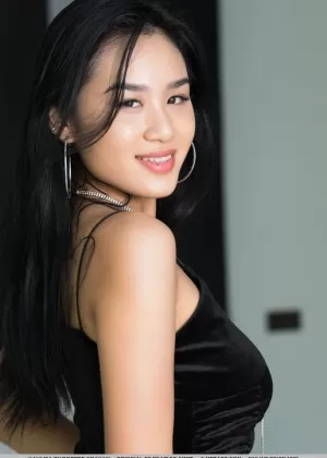 Любительская азиатская милашка Кристина выставляет напоказ красивую попку и бритую вагину