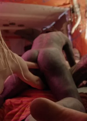 Сильно татуированные девушки трахают анальные полости кулаками во время межрасового секса вчетвером