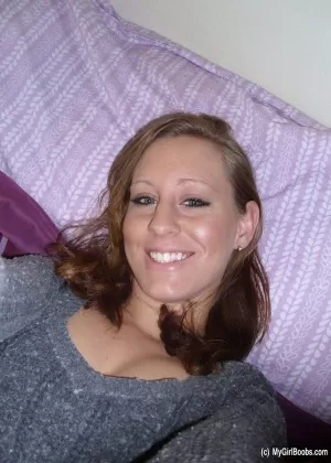 Грудастая любительница Лиззи делает селфи своих сисек и попы в зеркале 67407675