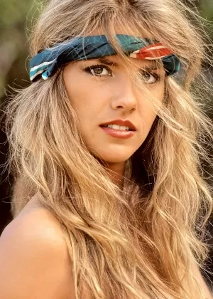 Блондинка винтажная девушка Карен Уиттер выставляет напоказ свои длинные ноги и красивые сиськи на улице