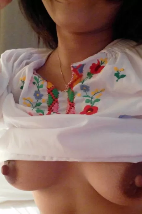 Азиатка с цветами в волосах во время секса от первого лица с 3