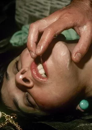 Темноволосая красотка Эвилин Свирепая получает сперму на лицо от Марка Вуда