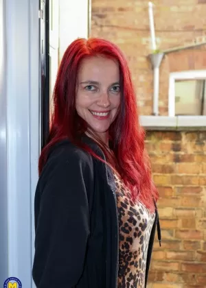 Зрелые лесбиянки в чулках лижут друг другу отвисшие сиськи и волосатые пизды