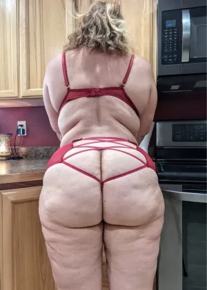 Любительница с избыточным весом Рокси обнажает свои большие сиськи перед мастурбацией в чулочно-носочных изделиях