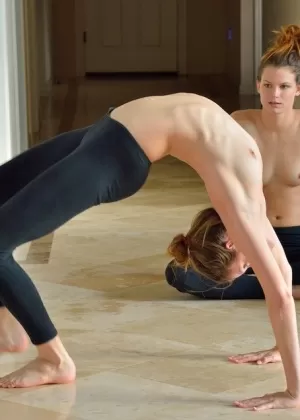 Гибкие девушки лесбиянки в штанах для йоги показывают волосатую муфту, широко растягивая задницу