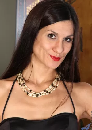 Сексуальная зрелая Лия Харрис сбрасывает свое черное платье, чтобы трахнуть пальцем своего горячего бобра