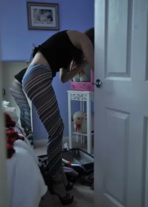 Сексуальная чернокожая милфа Джада Файр снимает свой спортивный костюм и щеголяет голышом