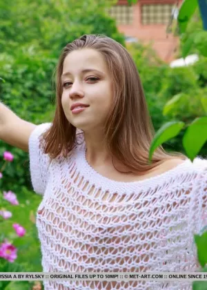 Любительская модель Линдси Мари прикрывает свои голые сиськи нижним бельем в стрингах