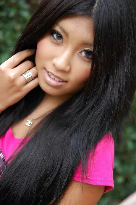 Азиатская красотка Чинацу Огата медленно раскрывает свои изящные изгибы