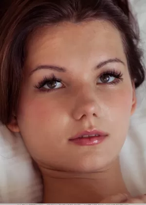 Сладкая малышка Ива раздевается догола на кровати и выставляет напоказ свои сексуальные пальчики на камеру