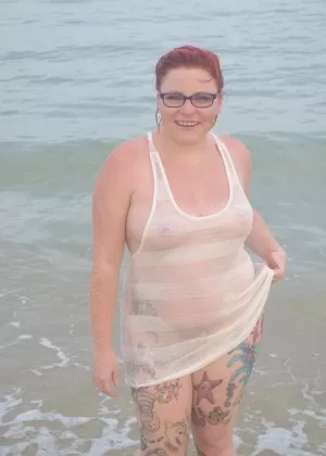 Тучная соло-девушка Джорджина Джи поливает маслом свои огромные сиськи в ванной