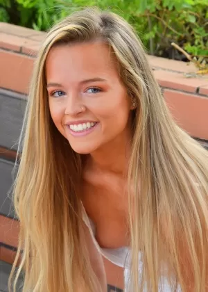 Сладкая блондинка Серена обнажает свои сиськи и пизду в общественном месте