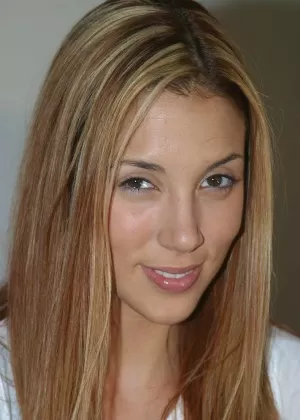 Блондинка соло девушка Елена обнажает свои красивые сиськи, когда она снимает с себя одежду