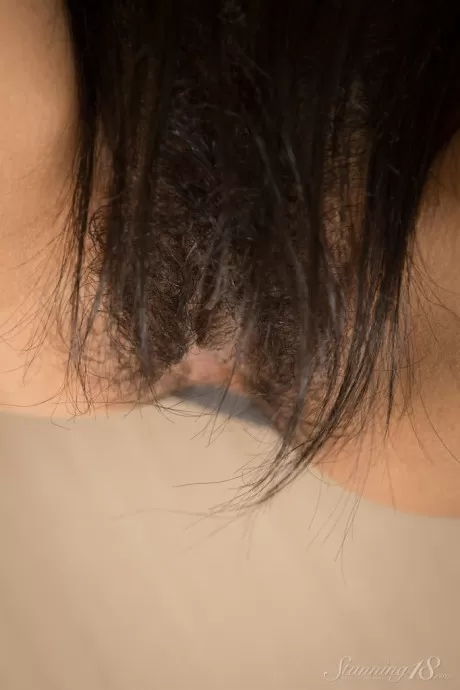 Длинноногая 18-летняя Резза играет со своей волосатой киской после раздевания