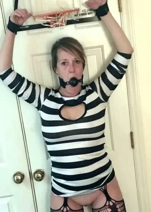 Сексуальная пожилая блондинка Даймонти работает без наручников, чтобы раздеться догола и надеть чулочно-носочные сапоги