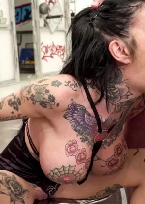 Толстая любительница Ди Сирен принимает участие в минете в чулках без промежности