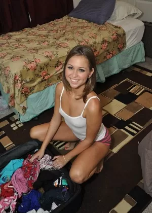 Великолепная подружка Райли демонстрирует маленькие сиськи и голую юбку для селфи