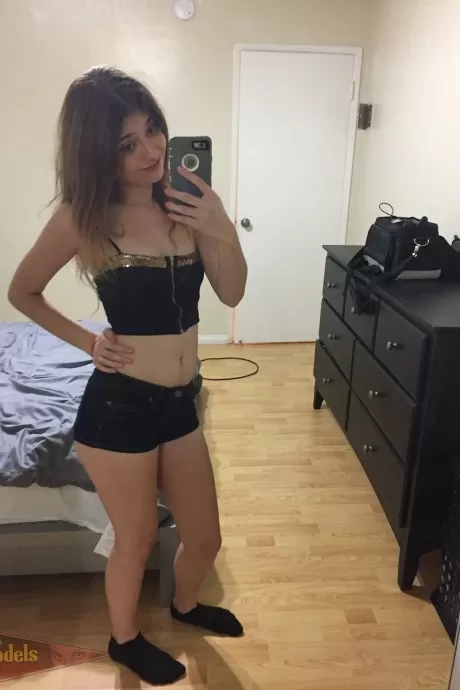 Миниатюрная подросток Ариэль Мак Гвайр дебютирует обнаженной моделью в селфи в ванно 7