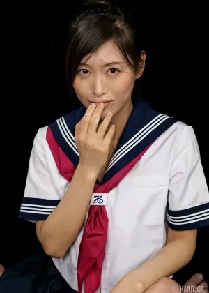 Симпатичная крошечная Японская девушка играет со своим членом BFs, пока он не впрыскивается на вкус