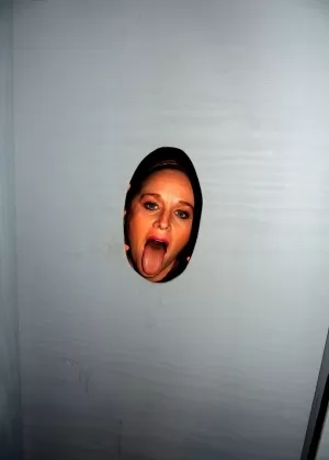 Горячая фемдом развлекается в дыре славы, пока ее питомец-самец лижет ее высокие каблуки