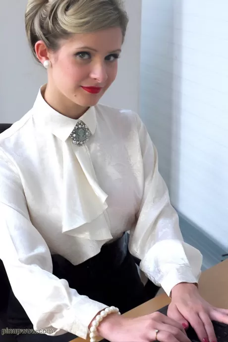 Сексуальная секретарша-блондинка Элль Ричи раздевается до чулок в винтажном порно пинап