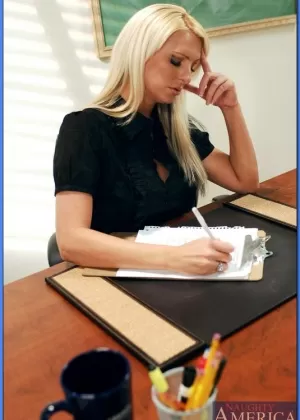 Белокурую учительницу со спелыми сиськами облизывают и трахают на полу