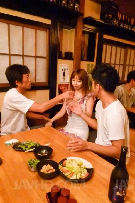 Азиатка Минами Китагава в маленьком нижнем белье насаживает вибраторы на персик