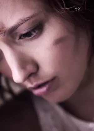 Молодых брюнеток принуждают к экстремальным сексуальным действиям против их воли