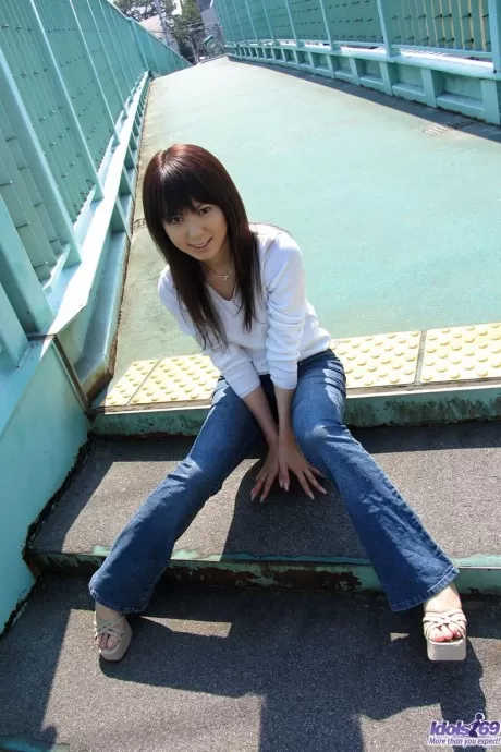 Японский подросток Курара полностью раздевается дома в своей квартире