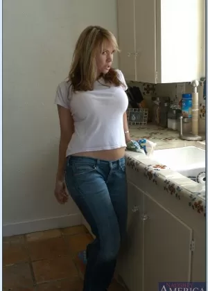 Пышногрудая мамаша миссис Монро медленно раскрывает свои великолепные изгибы