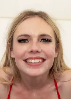 Студентки колледжа покрываются спермой перед грязным групповым трахом