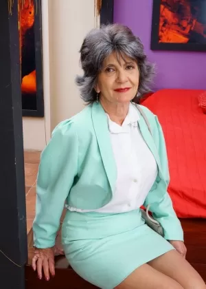 Непослушная бабушка с великолепными ногами раздевается до лифчика и нижнего белья