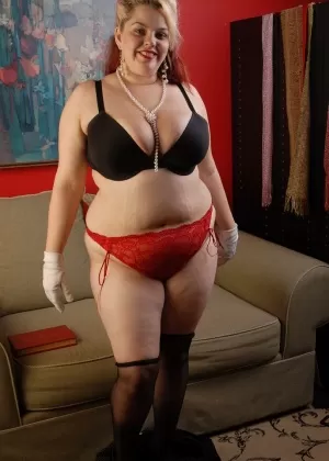 Милф блондинка Белла демонстрирует свою потрясающую большую задницу и киску